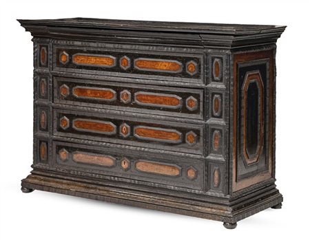 Canterano in legno ebanizzato a quattro cassetti di cui il primo con fronte rib