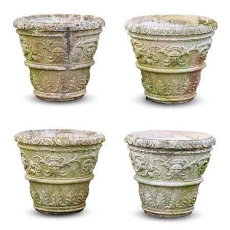 Gruppo di quattro vasi da giardino in cemento con decorazioni a rilievo a giral