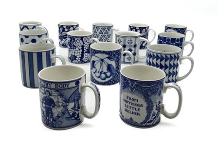 Cartone contenente numerosi mug in ceramica a decoro monocromo blu e bianco (di