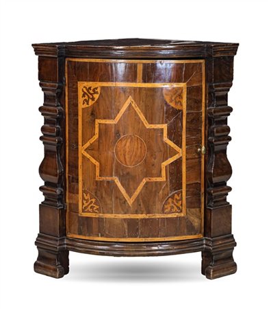 Cantonale in noce con fronte a un'anta convessa lastronata e intarsiata in legn