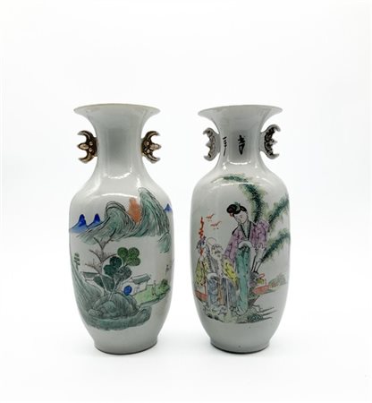 Coppia di vasi biansati in porcellana bianca dipinta in policromia e dorature c