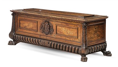 Cassapanca in noce e legni vari, fronte con intarsi entro riserve e centrato da