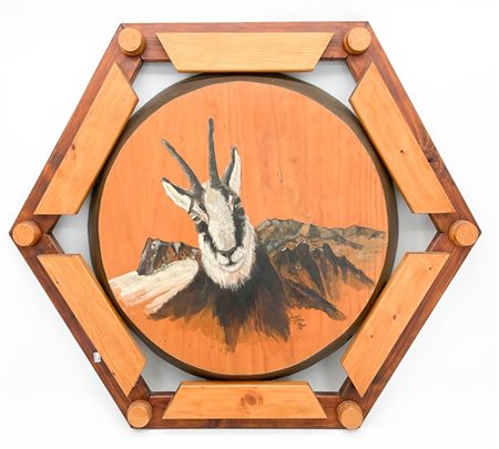 Pannello ligneo di forma esagonale con tondo dipinto raffigurante camoscio entr