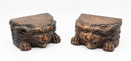 Coppia di basi in legno intagliato a testa leonina con piedi ferini. Secolo XVI