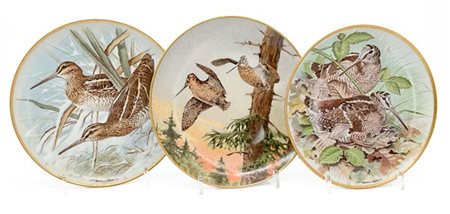 Manifatture diverse, secolo XX. Tre piatti decorativi in porcellana dipinta in