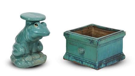 Lotto composto da una fioriera a due anse in terracotta smaltata verde (cm 42x2