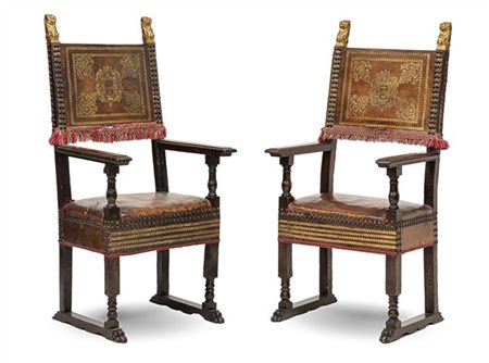 Coppia di antichi seggioloni in noce con montanti e gambe torniti, piedi ferini