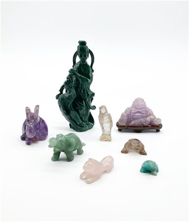 Scatola in latta contenente alcune piccole figure diverse in malachite, ametist