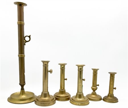 Lotto di sei porta candela in ottone di simile forma con regolatore di altezza.