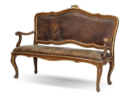 Divano a due posti in noce con bordure dorate, schienale sagomato, braccioli te