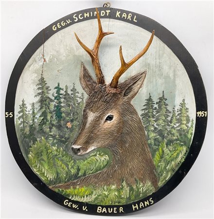 Tondo in legno dipinto con cervo in policromia e corna applicate, iscritto e da