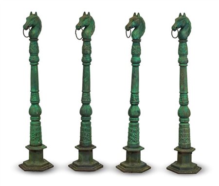 Gruppo di quattro pilastrini in ghisa e ferro verniciati con fusto tornito e sc