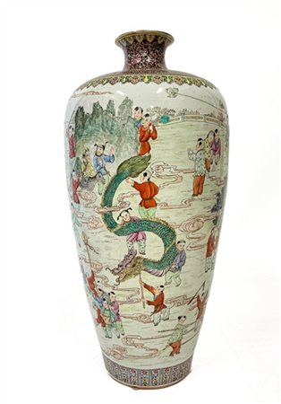 Grande vaso in porcellana policroma Famiglia Rosa decorato da bambini che gioca