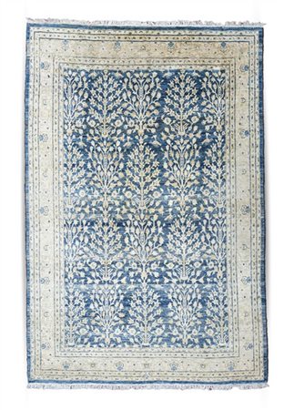 Tappeto India, secolo XX. Decoro all over con tre file di alberi fioriti su fon