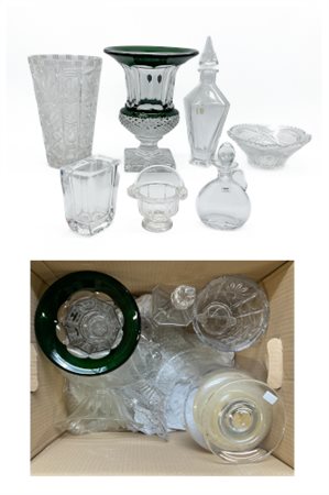 Lotto composto da numerosi oggetti in vetro e cristallo di diversa epoca e deco