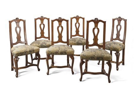 Gruppo di sei sedie in noce con schienale intagliato a giorno centrato da carte