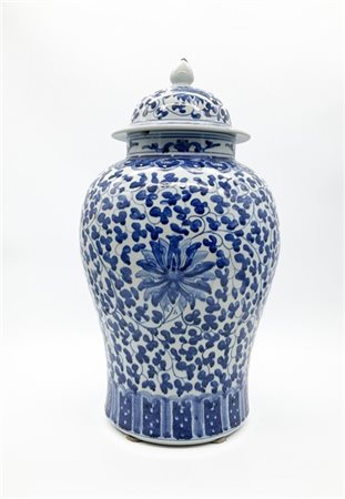 Potiche con coperchio in porcellana dipinta nei toni del bianco e del blu a mot