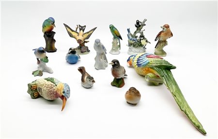 Lotto composto da tredici figure diverse di volatili in ceramica e porcellana p