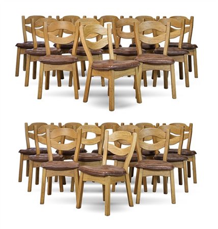 Gruppo di ventiquattro sedie in rovere con schienale a giorno e sedute sagomate