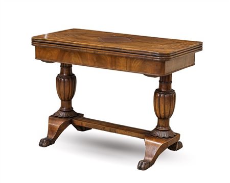 Tavolo da gioco con piano apribile in noce e radica di noce, gambe bugnate pogg