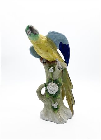 Manifattura Sitzendorf, Germania, secolo XX. 
Figura di pappagallo su tronco e