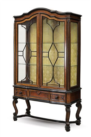 Vetrina a due sportelli sagomati in noce e radica con profili ebanizzati, front