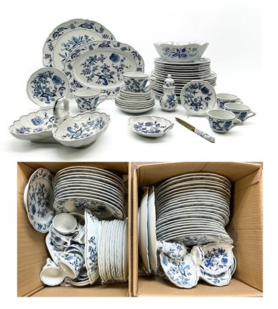 Manifatture diverse, secolo XX. Parte di servizio di piatti in porcellana dipin