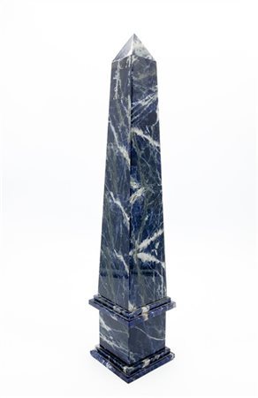 Obelisco con base a plinto rivestito in sodalite (h cm 41) (difetti)
