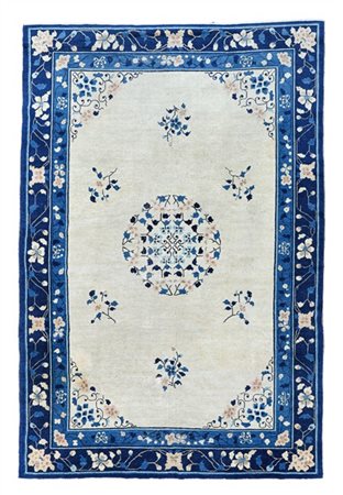 Tappeto Pekino, Cina, fine secolo XIX. Decoro con medaglione floreale su fondo