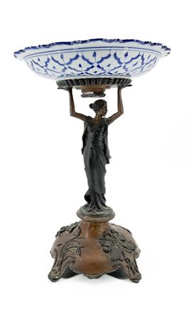 Alzata in metallo brunito con sostegno a figura reggente coppa in porcellana bi