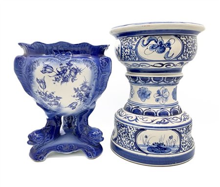 Lotto composto da un cachepot tripode con piedi a delfino in porcellana inglese