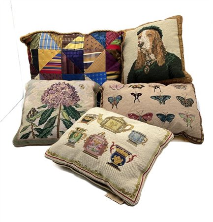 Lotto composto da diversi cuscini con ricamo a piccolo punto (difetti)