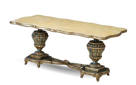 Tavolino da salotto con sostegni a vaso raccordati da crociera in legno intagli