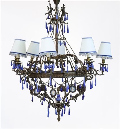 Lampadario a otto luci a cesto in metallo con bracci a volute e pendenti a gocc