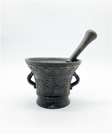 Mortaio biansato con pestello in bronzo decorato a motivi vegetali stilizzati.