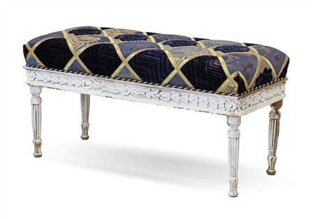 Panchetto in stile Luigi XVI in legno intagliato e laccato bianco con gambe sca