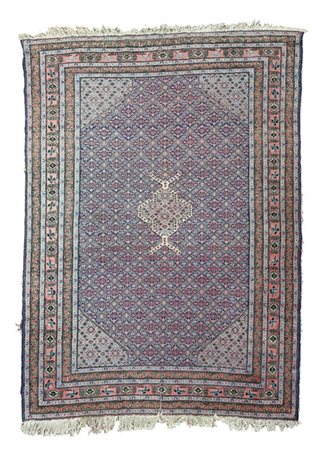 Tappeto annodato, India, secolo XX. Campo decorato con motivo Herati. Bordura H