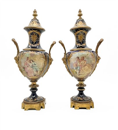 Coppia di vasi con coperchio in porcellana dipinta in policromia a scene galant
