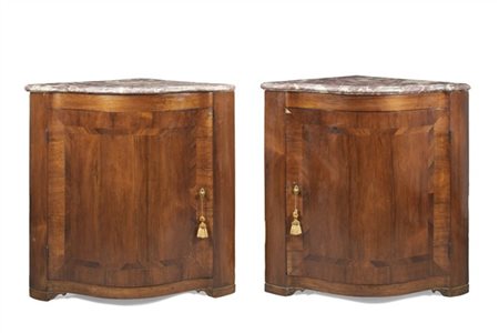 Coppia di angoliere lastronate in noce con fronte mosso ad un'anta filettata, p