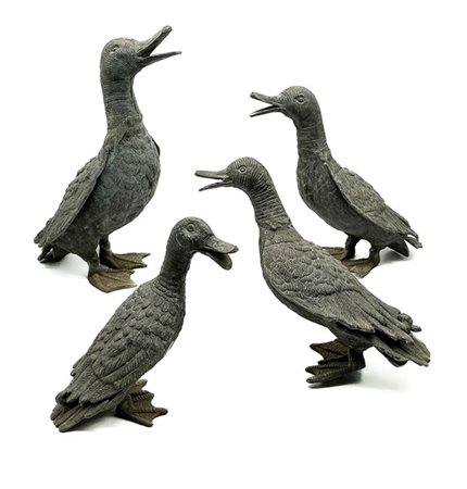 Lotto di quattro papere decorative da giardino in bronzo patinato (h max cm 32)