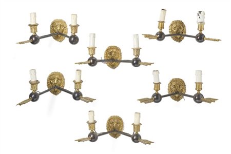 Gruppo di sei applique a due luci in bronzo dorato e patinato, bracci a frecce,