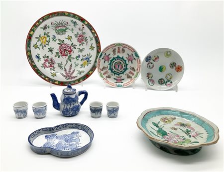 Manifatture orientali. Lotto composto da differenti oggetti in porcellana dipin