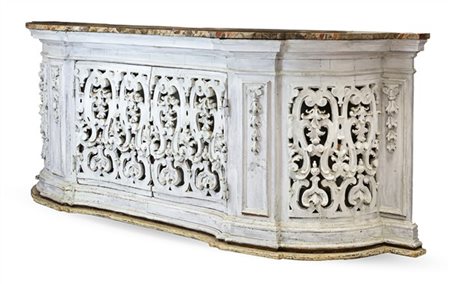 Grande credenza in legno intagliato, traforato e laccato bianco, doppio sportel