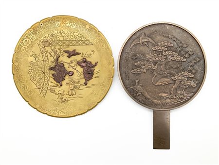 Lotto composto da specchio in metallo argentato inciso e sbalzato con decoro a