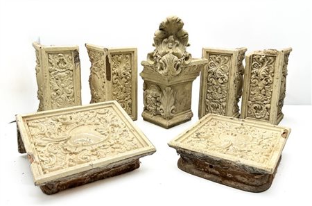 Sei cartoni contenenti numerosi elementi in maiolica bianca componenti parte di