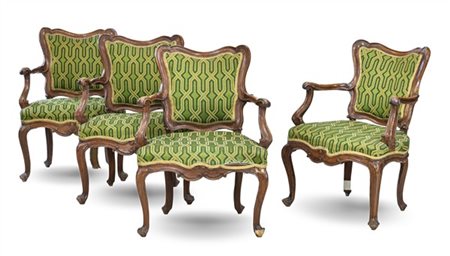 Gruppo di quattro poltrone in noce con schienale sagomato e braccioli terminant