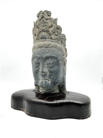 Testa di Bodishattva in scisto grigio scolpito. Cina, secolo XX. Montata su bas