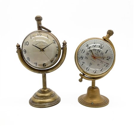 Due orologi da appoggio sferici in vetro con quadranti a numeri arabi e movimen