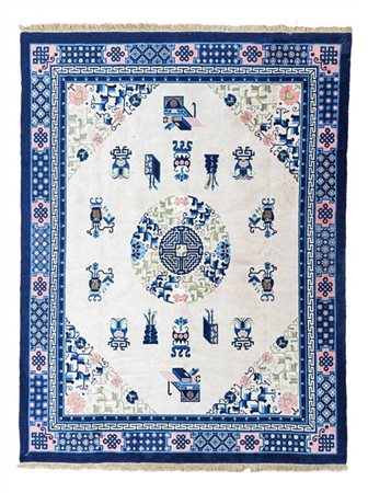 Tappeto Pekino, Cina, recente manifattura. Decoro con medaglione tondeggiante s