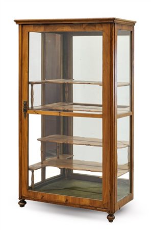 Vetrina lastronata in legni vari con fronte, fianchi a vetri con fondo specchia